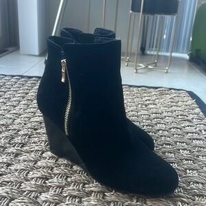 Saks Fifth Avenue Suede Fur Lined Wedge Heel Ankle Boots Booties Black Size 8